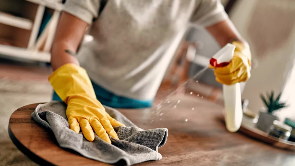عاملة نظافة تقوم بتنظيف الرخام وتلميعة بافضل المنظفات والملمعات